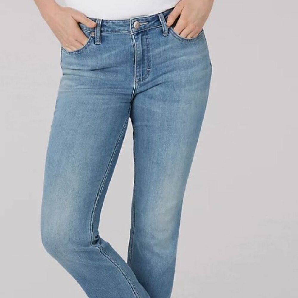 Lee Women's Regular Fit Straight Leg Mid Rise Jean Size 6 short C12